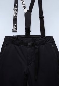 Zwarte waterdichte broek met verstelbare bretels, riem en ritszakken. Gemaakt van duurzaam fabric met een gladde structuur en een minimalistisch design.