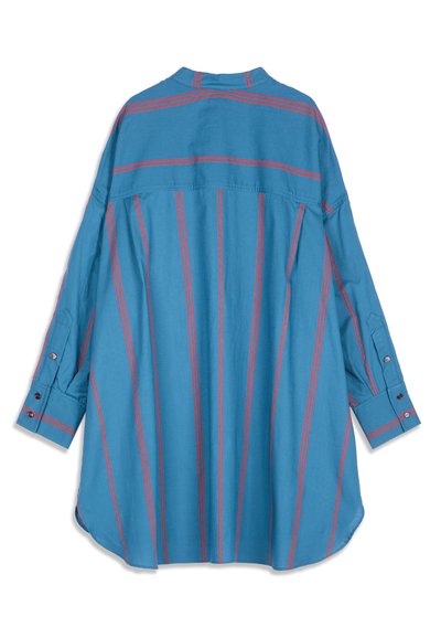 Chemise bleue à manches longues avec des rayures rouges verticales et horizontales, poignets boutonnés et ourlet arrondi vue de dos.