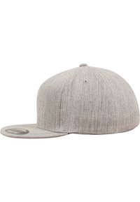 Șapcă de baseball gri cu margine plată, fabricată dintr-un material texturat. Prezintă un buton cusut în vârf și un logo circular pe margine.