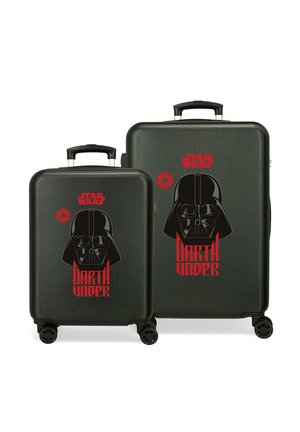Dos maletas negras con ruedas y asas retráctiles que presentan texto rojo de Star Wars, gráfico del casco de Darth Vader y emblema Imperial.