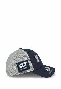 Dunkelblaues Baseballcap mit Netzrücken, versehen mit einem weißen Logo, der Zahl "1" und dem "viaplay"-Logo an der Seite. Strukturierte Form mit gebogenem Schild.