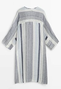 Robe ample longueur genoux avec manches larges, présentant des rayures verticales et horizontales bleues et blanches sur un tissu texturé.