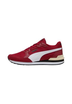 Czerwone buty sportowe z zamszowej i syntetycznej cholewki, białymi akcentami, sznurowanym fasonem, wyściełaną podeszwą i czarną gumową podeszwą.