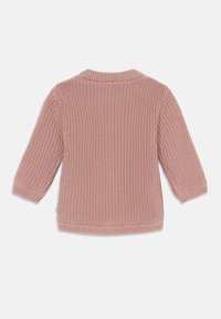 Pleteno pulover v mehki roza barvi, z okroglim izrezom, rokavi do tri četrtine in teksturiranim tkanjem. Dodelano z rebrastimi manšetami in robom.