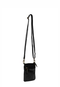 Sort læder crossbody taske med fletstrop, enkelt frontlynlås rum, glat tekstur, rektangulær form og messing hardware detaljer.