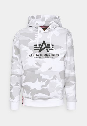 Graue Camouflage-Hoodie aus weichem Stoff, mit einer Fronttasche, weißen Akzenten und einem schwarzen Logo mit zentralem Text auf der Brust.