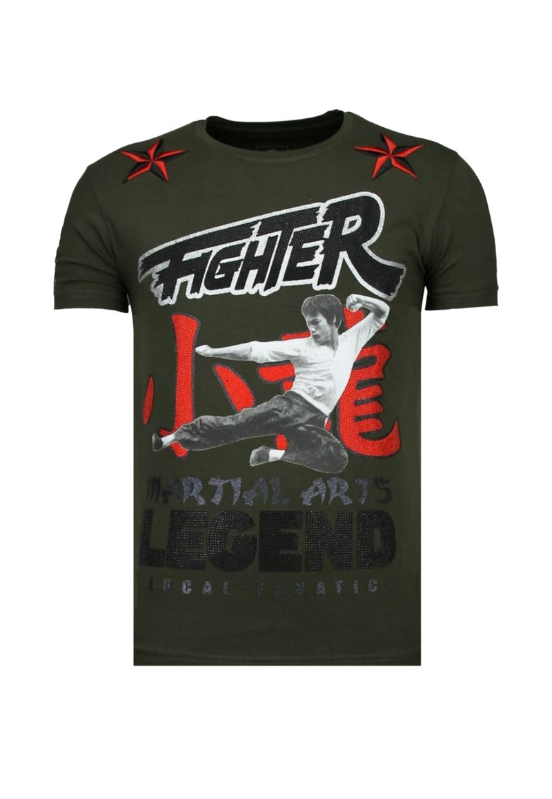 Olivengroen katoenen T-shirt met een grafische print met de tekst "FIGHTER", een silhouet van een martial artist en rode steraccenten.