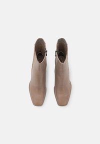 Tamaris Stivaletti con tacco - taupe