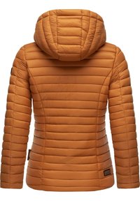 Doudoune bicolore ambre avec capuche, texture cannelée verticale et poignet élastiqué. Présente une petite étiquette de marque près de l'ourlet.