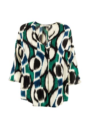 Blusa estampada en tonos negro, blanco y verde; presenta un escote en V, mangas 3/4 y patrones circulares abstractos en un tejido texturizado.