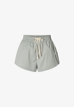 Jasnoszare szorty wykonane z lekkiego materiału, wyposażone w elastyczny pas, sznurek do regulacji oraz boczną metkę.