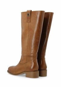Hnědé kožené vysoké boty po kolena s hladkým povrchem, kulatou špičkou, nízkým patním klínem a smyčkovým detailem na vrchu pro snadné obouvání.