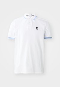 Hvid polo-shirt lavet af bomuld, med en tre-knaps placket, blå-stribede detaljer på ærmerne og et lille sort logo-patch.