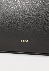Furla fekete, textúrált bőrtáska, az elején arany, beángolt logóval, sima felülettel és minimalista desiggnal.