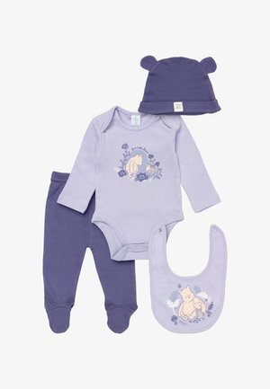 Lawendowy zestaw dla niemowląt z body z długim rękawem, spodniami z zakrytymi stopami, śliniakiem i czapką z uszkami misia, ozdobiony nadrukami Kubusia Puchatka i kwiatów.