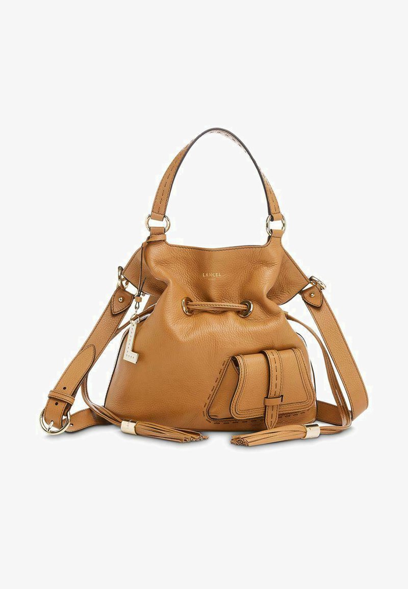 Sac seau en cuir marron avec fermeture à cordon, bandoulière amovible et petite poche frontale. Avec des détails de couture et des accents de frange.