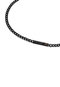 Collana a catena nera con anelli intrecciati e un pezzo accentato rettangolare, che presenta una superficie testurizzata e dettagli dorati.