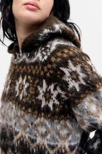 Hoodie de malha com padrão castanho e cinza, com uma textura suave, apresentando um design assimétrico e um capuz forrado a pelúcia. Detalhe de fecho éclair na parte da frente.