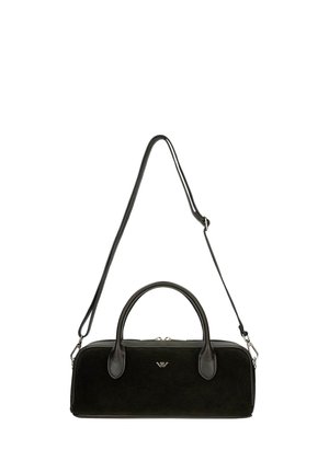 Bolso rectangular negro con asas cortas y una larga correa de hombro ajustable, con un pequeño logo plateado en la parte frontal.