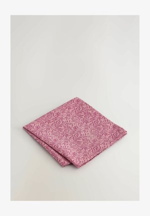 Servetă din țesătură roz cu un model de frunze, pliată elegant, cu o textură netedă și un luciu subtil, având o formă aproximativ pătrată.