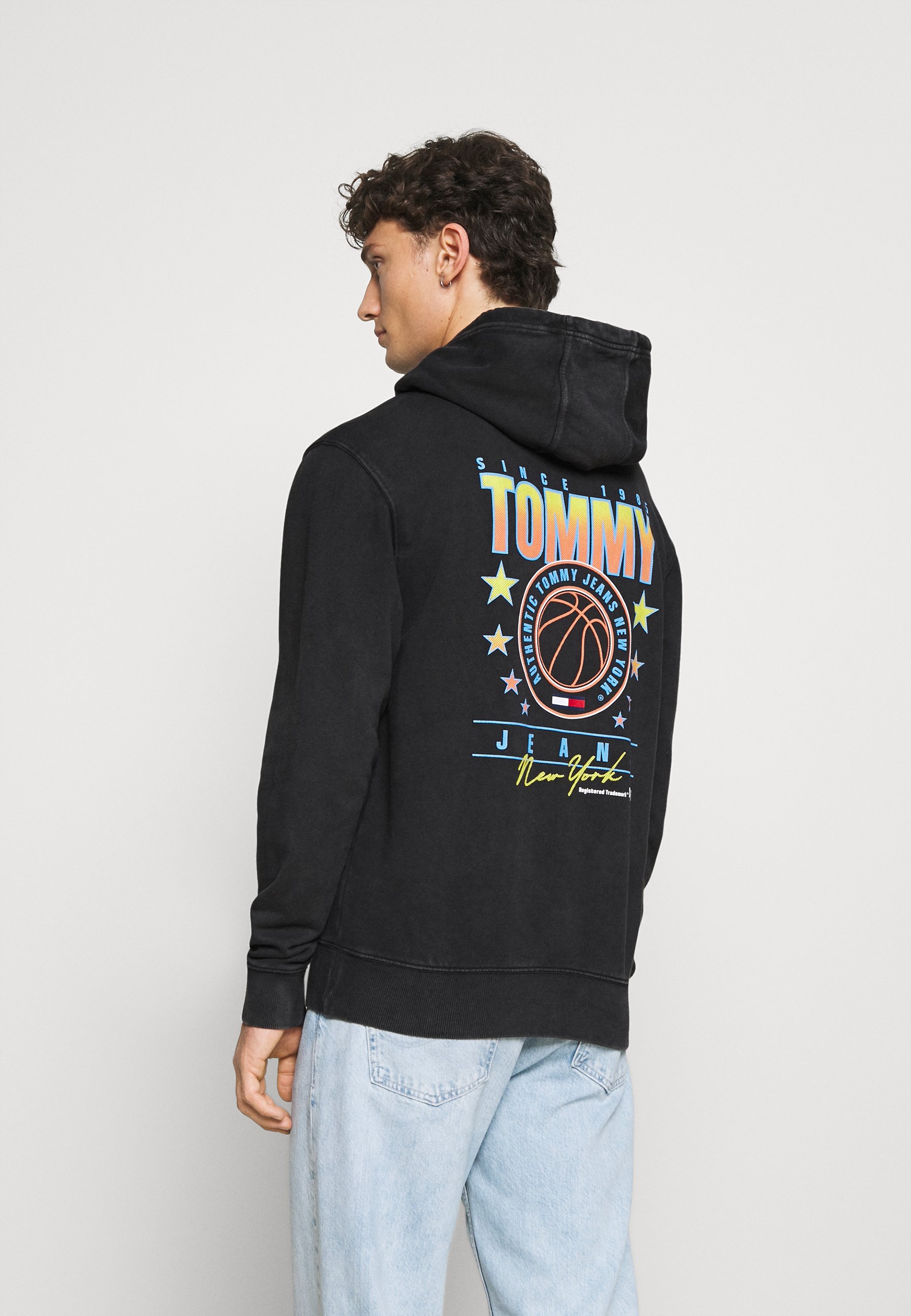 Tommy Jeans WASHED BASKETBALL HOODIE - Sportinis megztinis - black/tamsiai  pilka - Zalando.lt