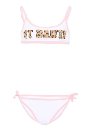 Biały bikini z jasnoróżowym wykończeniem, góra z złotym i brązowym cekinowym napisem "ST BARTH" oraz majtki bikini wiązane po bokach.