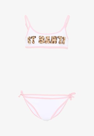 Bikini bianco con bordo rosa chiaro, top con scritta in paillettes oro e marroni "ST BARTH" e slip bikini con fiocchi laterali.