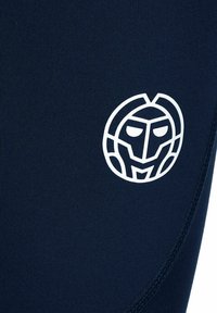 Leggings sportivi blu navy realizzati in materiale liscio, con un logo grafico bianco prominente sulla coscia e dettagli di cucitura piatta.