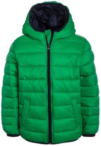 Giubbotto puffer verde con cappuccio, chiusura a zip frontale e tasche laterali. Caratterizzato da una texture trapuntata con foderatura blu scuro e polsini elastici.