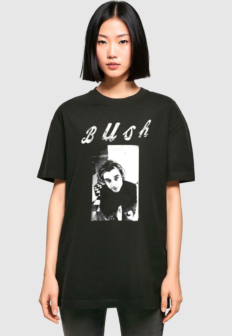 Sort bomulds T-shirt med grafisk print af et sort-hvidt foto med teksten "BUSH" ovenover i en slidt skrifttype. Løs pasform.