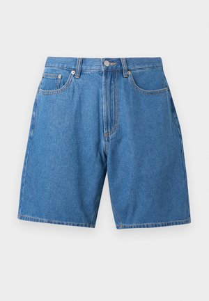 Blaue Jeans-Shorts mit vorderer Knopfleiste, Gürtelschlaufen, zwei Fronttaschen und einer Münztasche, präsentiert vor weißem Hintergrund.