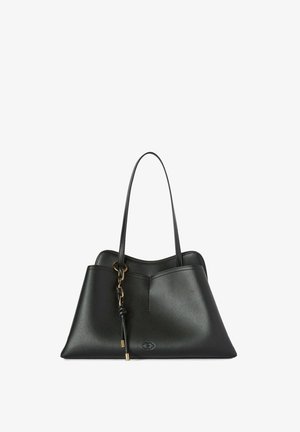 Bolso de piel negra con textura suave, silueta triangular, dos correas largas y acentos dorados en el cierre y el detalle del logo.