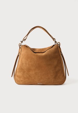 Bolso de ante color beige con una forma suave y redondeada, un asa única y costuras sutiles. Cuenta con un compartimento principal con cremallera. Textura suave.