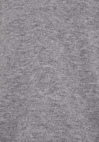 Tissu en coton gris avec une texture douce et un motif chiné subtil. La surface est lisse, montrant de légères variations de couleur.