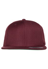 Gorra snapback burdeos con visera plana, hecha de tela texturizada. Parte inferior de la visera en verde y costuras decorativas en la corona.