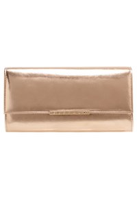 Billetera rectangular metálica color rosa oro con cierre de solapa y una pequeña placa horizontal de la marca en la parte frontal.