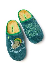 Zapatillas de felpa en color verde azulado con ribetes verdes, que presentan un personaje de dibujos animados y el texto "POR UN PLANETA MÁS VERDE"; textura suave y diseño fácil de poner.