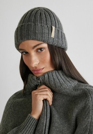 Szara dzianinowa czapka z prążkowaną fakturą i metką. Dopasowana do niej sweter z wysokim kołnierzem z zamkiem błyskawicznym.