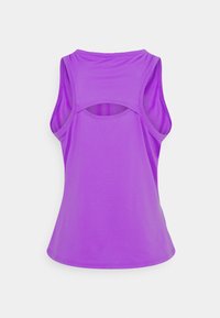 Débardeur de sport violet sans manches avec un dos nageur et une petite découpe sous le haut du dos.