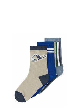 Trois paires de chaussettes mi-mollet beige avec un motif sandwich, bleu avec des rayures blanches, et gris avec des rayures vertes, blanches et noires.