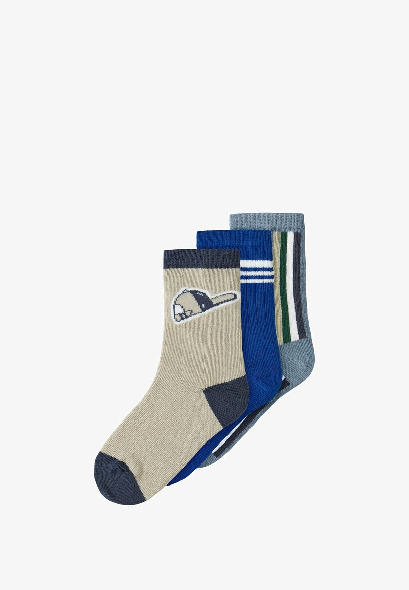 Trois paires de chaussettes mi-mollet beige avec un motif sandwich, bleu avec des rayures blanches, et gris avec des rayures vertes, blanches et noires.