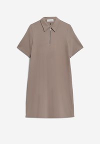 Robe beige à manches courtes avec col et fermeture éclair sur le devant. Confectionnée dans un tissu lisse, elle présente une coupe droite et un design minimaliste.