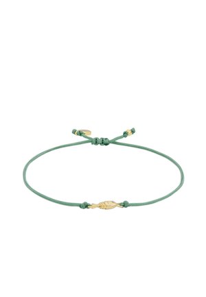 Bracelet en cordon vert réglable avec petit pendentif poisson en or et perles de finition dorées sur fond blanc.