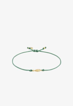 Bracelet en cordon vert réglable avec petit pendentif poisson en or et perles de finition dorées sur fond blanc.