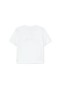 Camiseta cropped de manga corta blanca, con un clásico cuello redondo y una suave textura de algodón, con la parte trasera lisa y sin logotipos visibles.