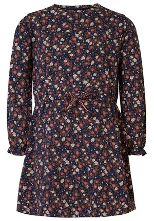 Robe à manches longues bleu marine avec imprimé floral rose et blanc et ceinture tressée nouée à la taille.