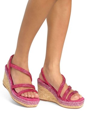 Roze wedgesandalen met meerdere gekruiste banden versierd met strassstenen. Natuurlijke geweven jute platform met een roze verloop.