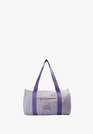 Bolsa de lona cilíndrica de color púrpura claro con asas de un tono púrpura más oscuro y un diseño de calavera y huesos cruzados bordado en el bolsillo delantero.