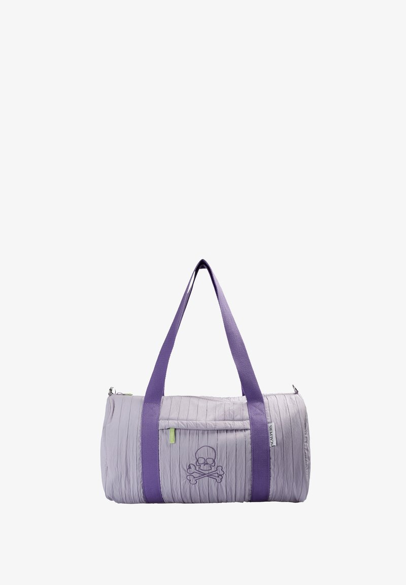 Bolsa de lona cilíndrica de color púrpura claro con asas de un tono púrpura más oscuro y un diseño de calavera y huesos cruzados bordado en el bolsillo delantero.