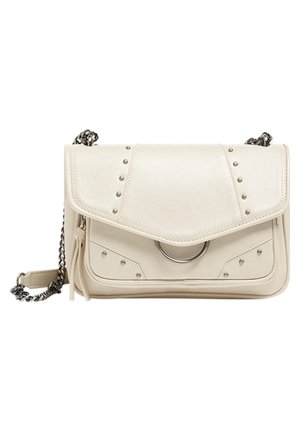 Sac bandoulière en cuir blanc avec clous argentés, rabat avant, détail d’anneau métallique circulaire, et bandoulière chaîne argentée avec coussinet d’épaule en cuir.